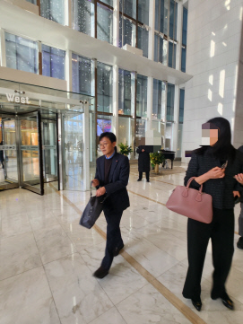 김해철 롯데베르살리스엘라스토머스 대표가 9일 오후 롯데그룹 VCM(옛 사장단 회의)에 참석하기 위해 서울 송파구 롯데월드타워에 들어오고 있다. 사진= 김수연 기자newsnews@dt.co.kr